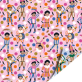 Dubbelzijdig cadeaupapier met op de ene kant roze met pieten die muziek maken en dansen en aan de andere kant dezelfde afbeeldingen maar dan op lichtblauw papier