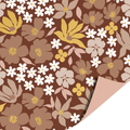 Cadeaupapier met bloemen in bruine, witte en gele tinten op een donkerbruine achtergrond