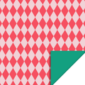 Dubbelzijdig cadeaupapier met rode en roze ruiten aan de ene kant en aan de andere kant effen groen.