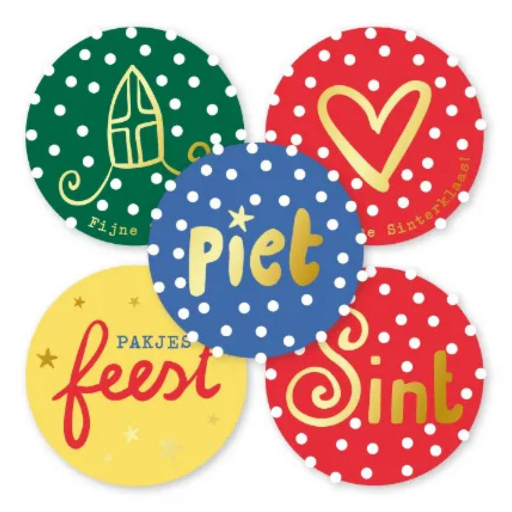5 verschillende ronde sinterklaas stickers in de kleuren rood, blauw, geel en groen met gouden accenten zoals een mijter, het woord sint en piet en een hartje.