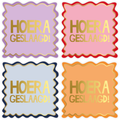 Vierkante stickers met een kartelrandje in 4 kleuren met de tekst hoera geslaagd in goudfolie