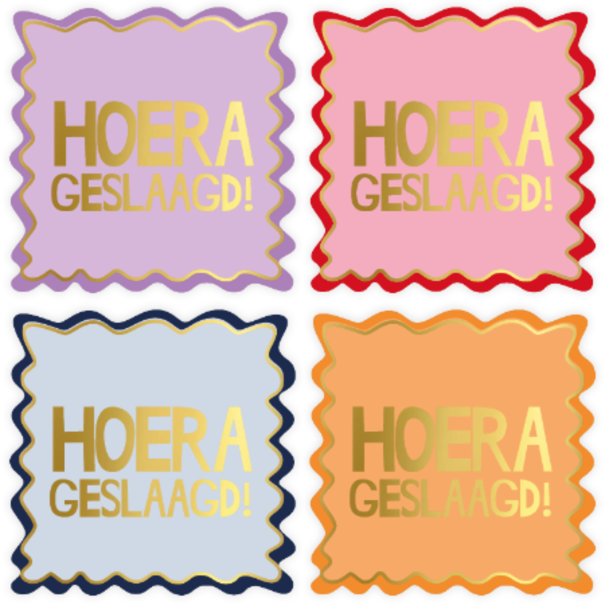 Vierkante stickers met een kartelrandje in 4 kleuren met de tekst hoera geslaagd in goudfolie