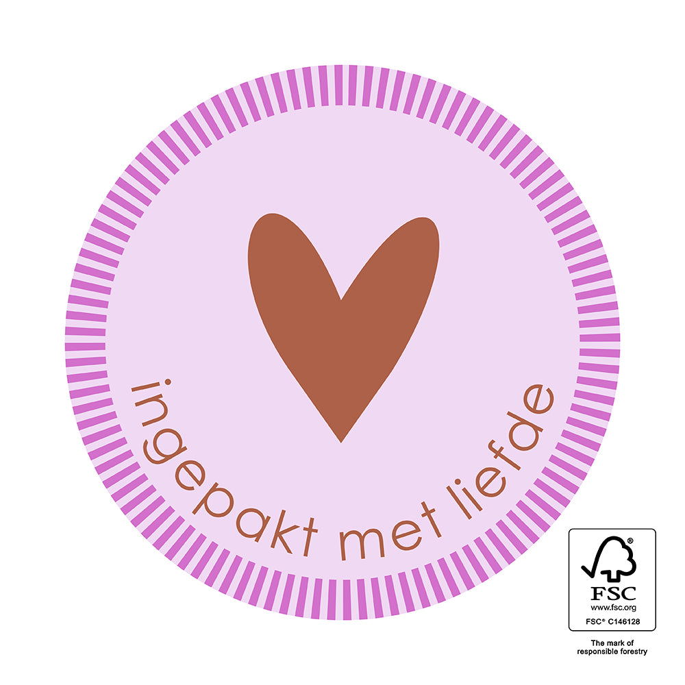 Lila met paarse sticker met daarop de tekst ingepakt met liefde en een hartje in het midden.