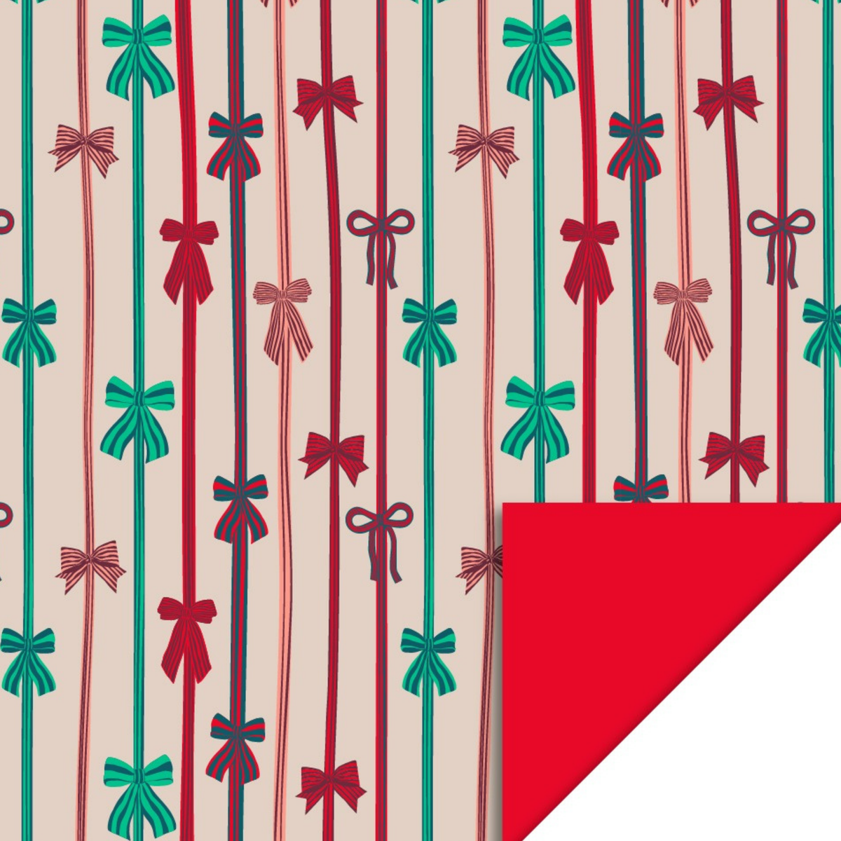 Beige cadeaupapier en rode en groene kerst strikken