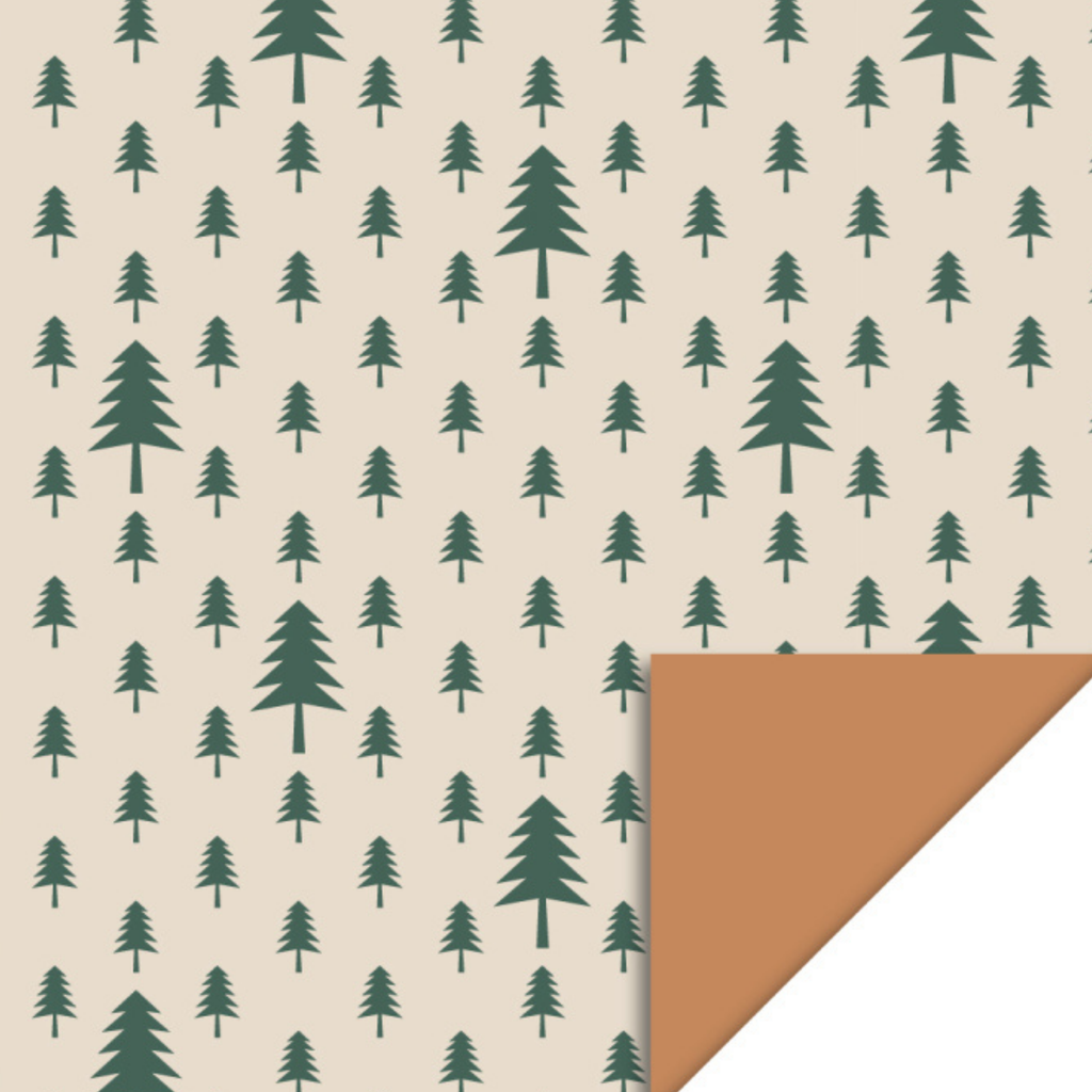Beige cadeaupapier met veel groene kerstboompjes in verschillende maten.