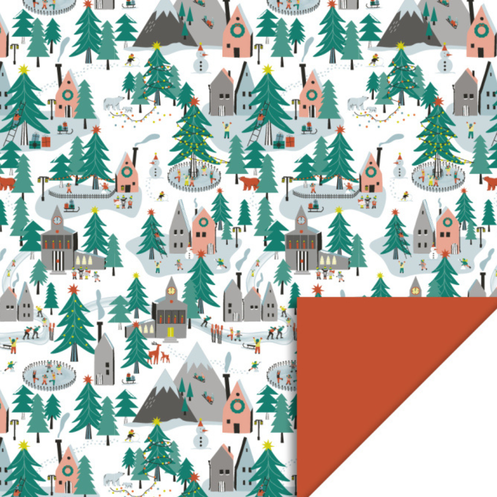 Dubbelzijdig cadeaupapier met kerstbomen, bergen met sneeuw en huisjes. De achterkant is effen oranje/bruin.