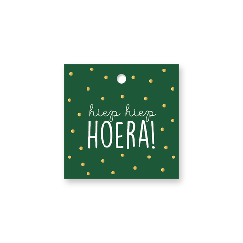 Cadeaulabel met de tekst hiep hiep hoera en gouden stippen