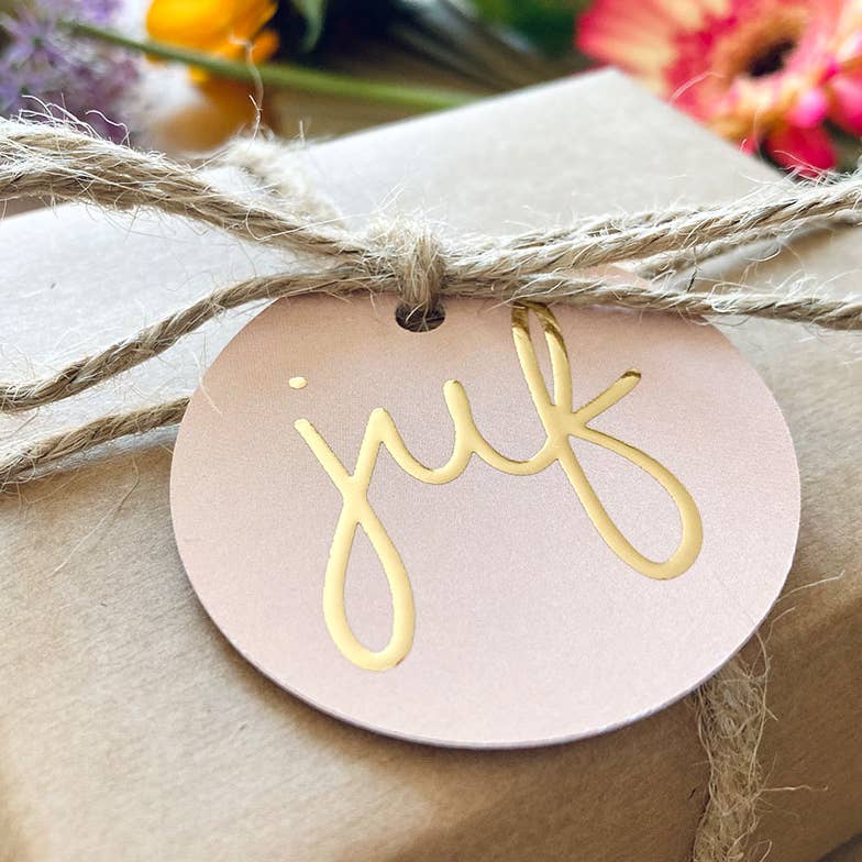 Rond beige cadeaulabel met gouden letters juf