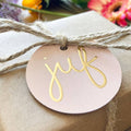Rond beige cadeaulabel met gouden letters juf