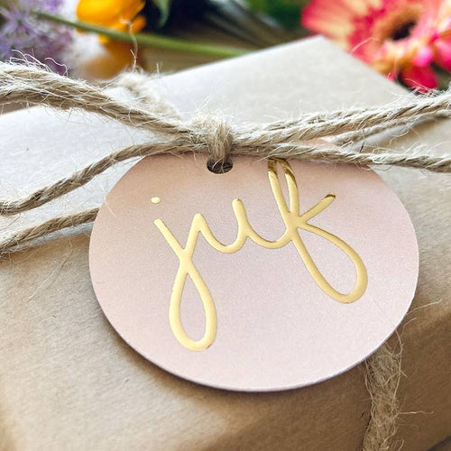 Rond beige cadeaulabel met gouden letters juf