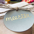 Cadeaulabel met het woord meester erop in goudfolie