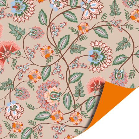 dubbelzijdig cadeaupapier met oranje en groene bloemen en takken op een beige achtergrond