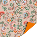 dubbelzijdig cadeaupapier met oranje en groene bloemen en takken op een beige achtergrond
