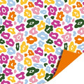 dubbelzijdig cadeaupapier met een gekleurd luipaardpatroon