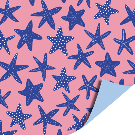 dubbelzijdig cadeaupapier met zeesterren op een roze achtergrond. de andere zijde is blauw