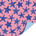 dubbelzijdig cadeaupapier met zeesterren op een roze achtergrond. de andere zijde is blauw