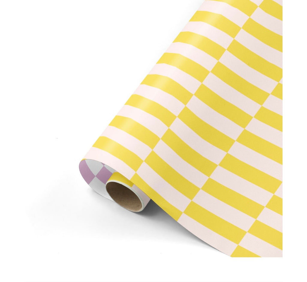 Dubbelzijdig cadeaupapier met gele blokken aan de ene kant en lila blokken aan de andere kant.