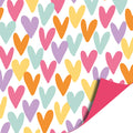 cadeaupapier met gekleurde hartjes