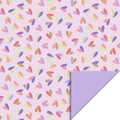 Lichtroze cadeaupapier met gekleurde hartjes