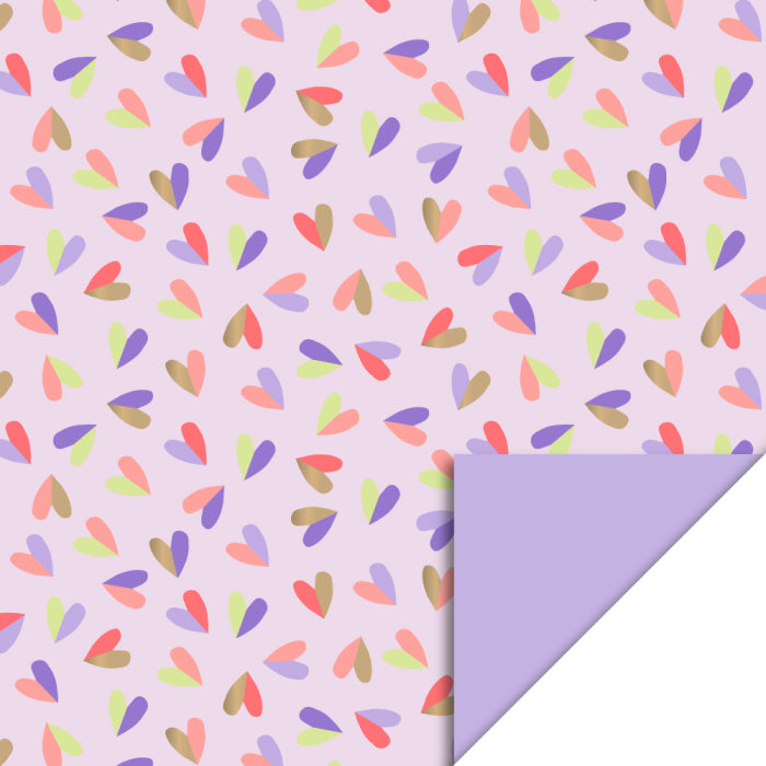 Lichtroze cadeaupapier met gekleurde hartjes