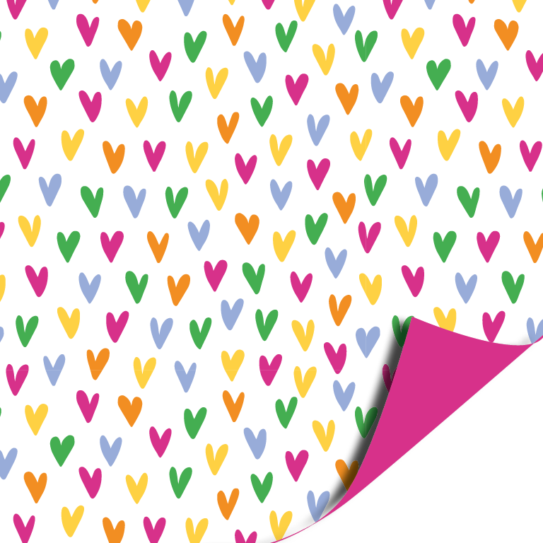 Cadeaupapier met kleine gekleurde hartjes op een witte achtergrond