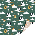 Donkergroen cadeaupapier met ooievaars en wolkjes