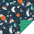 Cadeaupapier met astronuiten, planeten en raketten in de ruimte en de achterkant groene ruitjes.