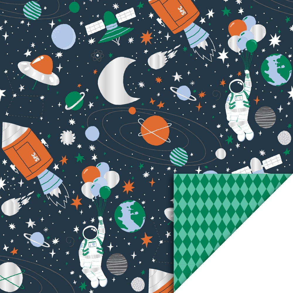 Cadeaupapier met astronuiten, planeten en raketten in de ruimte en de achterkant groene ruitjes.