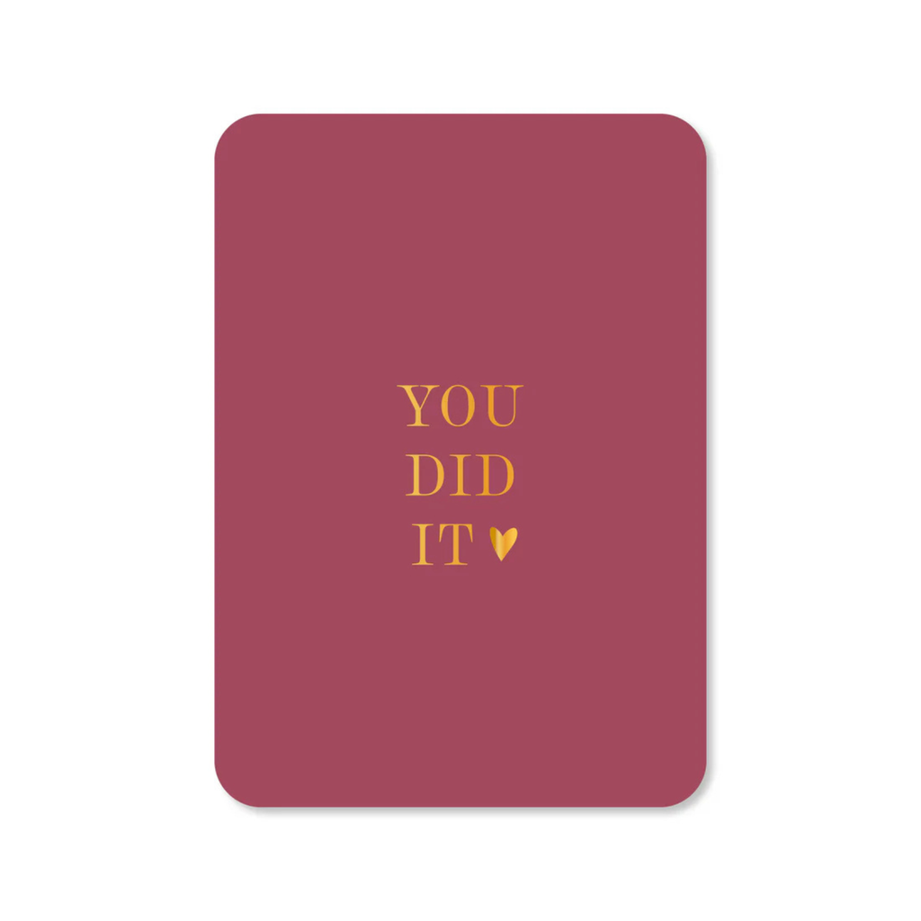 Bordeauxrode kaart met gouden letters you did it en een hartje