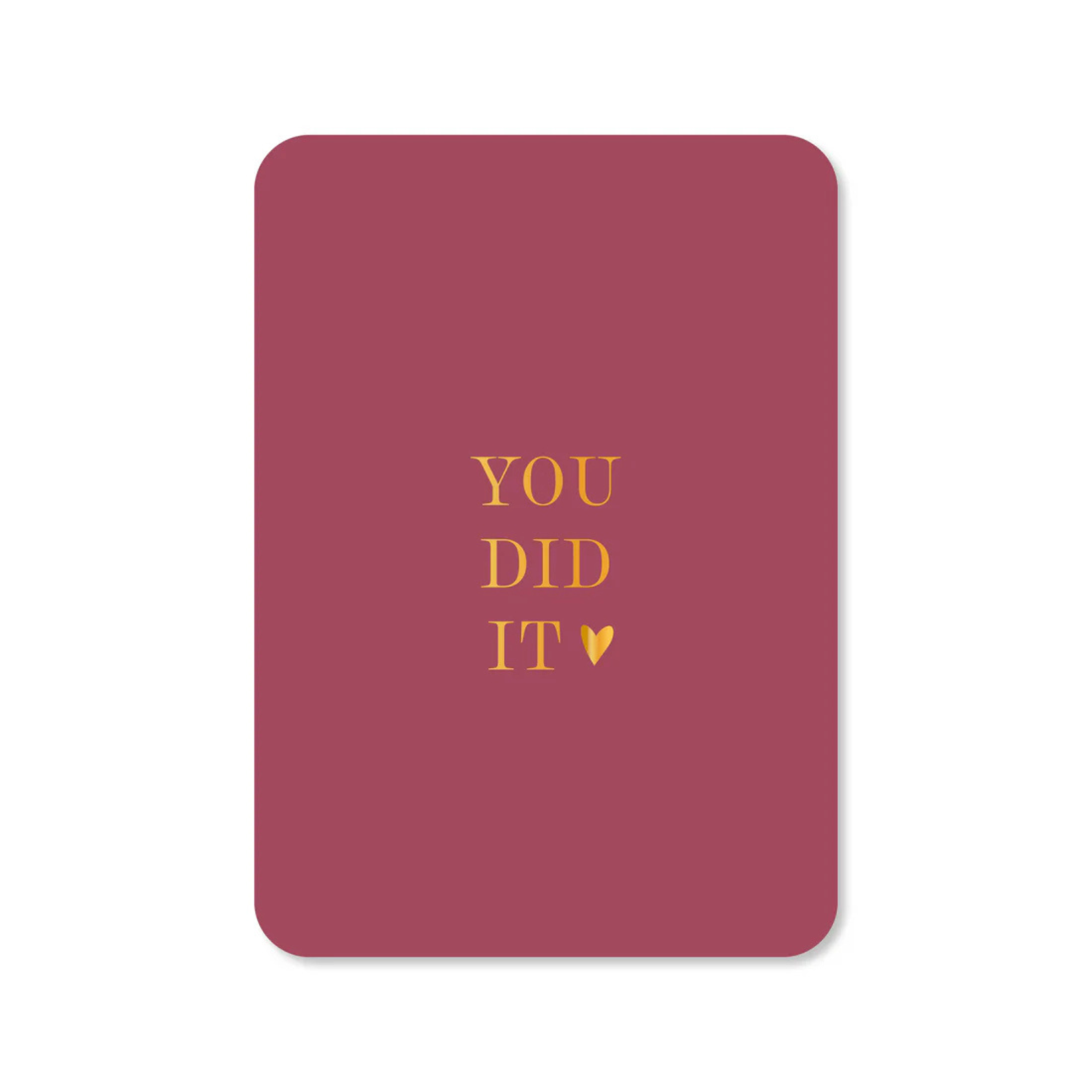 Bordeauxrode kaart met gouden letters you did it en een hartje