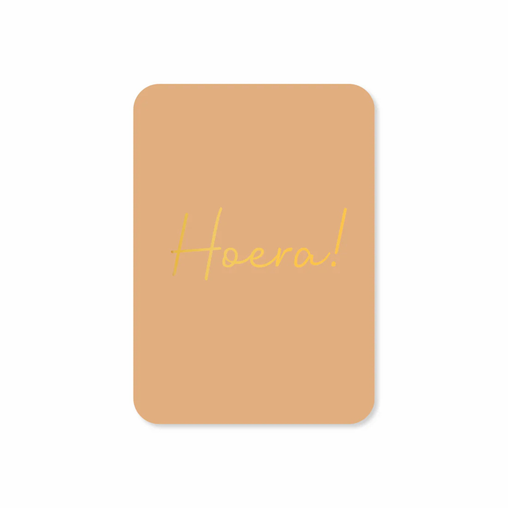 beige/bruine kaart met de tekst hoera in goudfolie