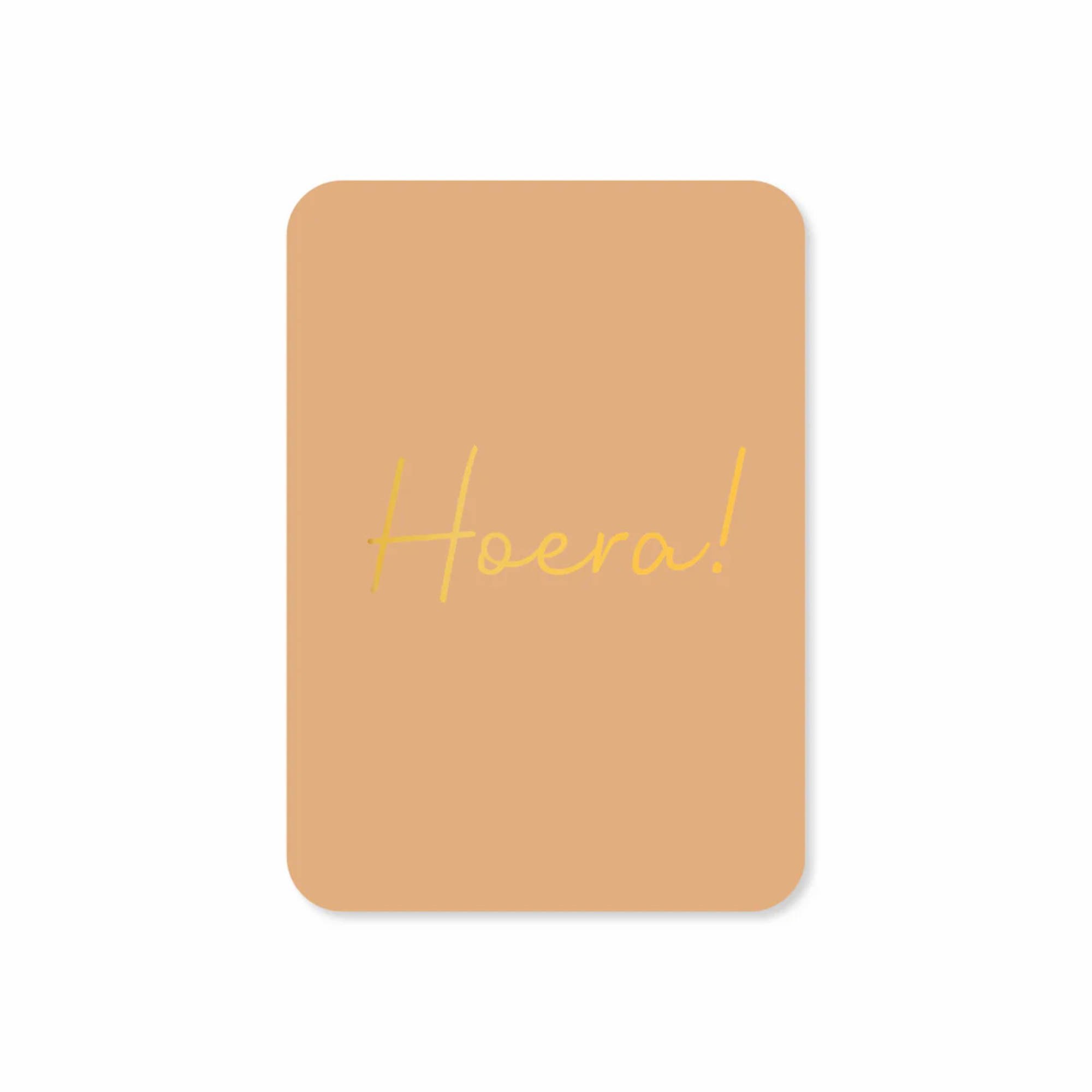 beige/bruine kaart met de tekst hoera in goudfolie