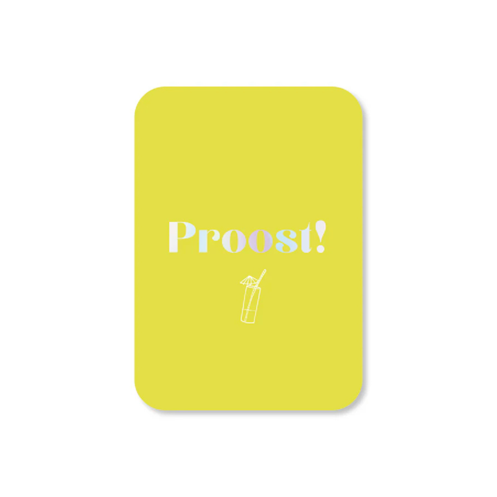 Gele minikaart met de tekst proost en een glas met rietje en parapluutje