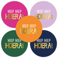 Ronde gekleurde stickers met de tekst hiep hiep hoera in goudfolie