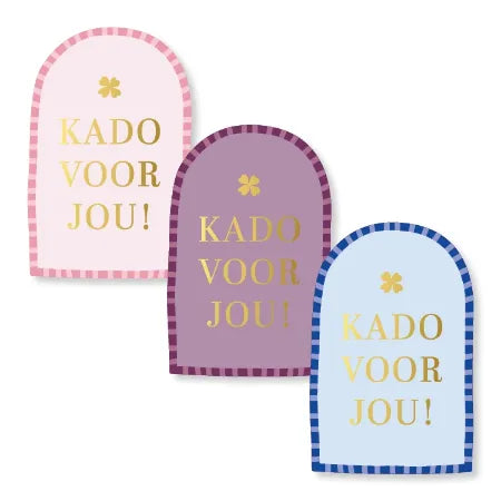 Stickers in 3 verschikkende kleuren met de tekst cadeau voor jou in gouden letters en een klavertje 4