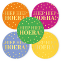 Ronde gekleurde stickers met de tekst hiep hiep hoera en gouden stippen