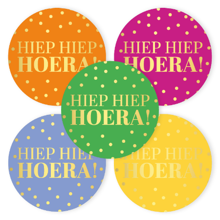 Ronde gekleurde stickers met de tekst hiep hiep hoera en gouden stippen